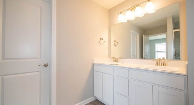 Building Photo - 4 Bed 2.5 Bath