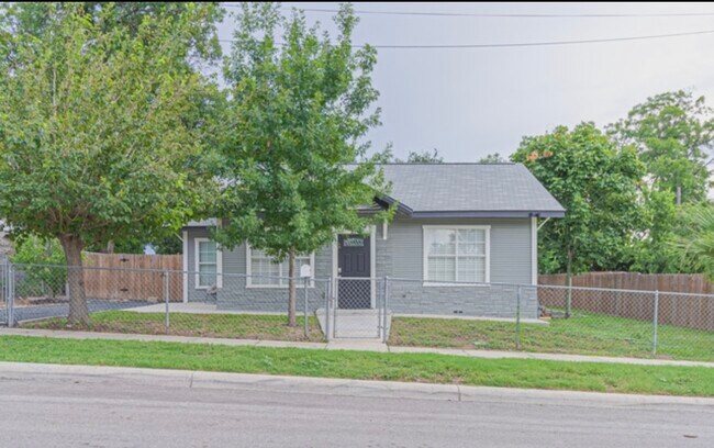 Primary Photo - 210 Dumoulin Ave