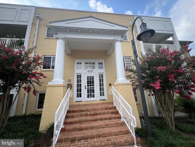 Building Photo - 4127 S Four Mile Run Dr