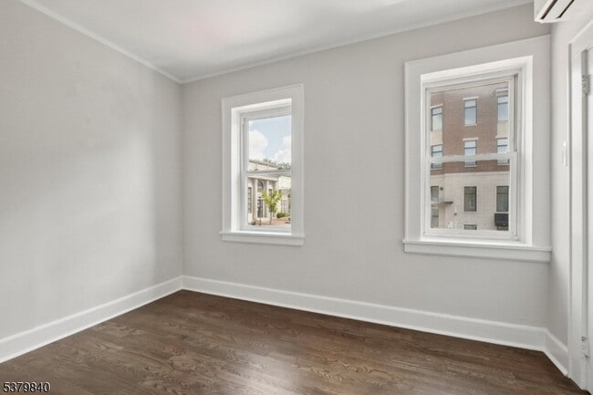 Building Photo - 166 Maplewood Ave