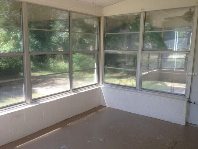 Building Photo - 2 Bed 1 Bath Home | Pet Friendly | Washer ...