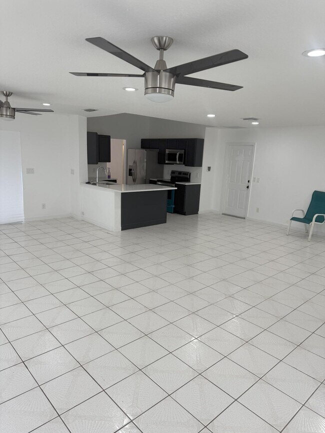 Building Photo - 1334 N Mangonia Dr
