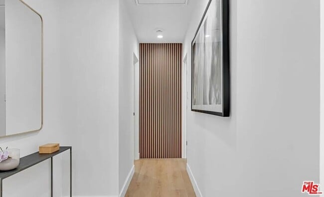 Building Photo - 418 N Bowling Green Way