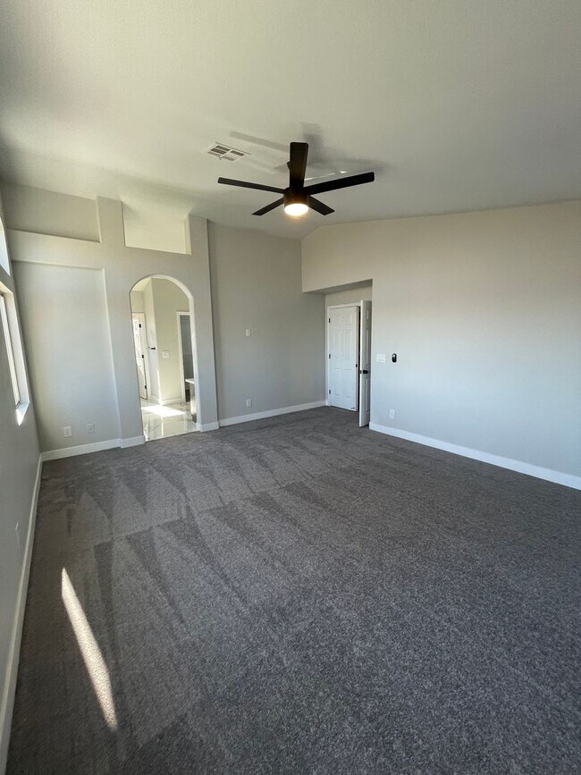 Building Photo - Beautiful 4 bedroom home located in the Sh...