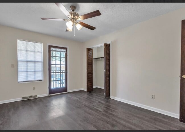 Building Photo - 102 Kimeran Ln