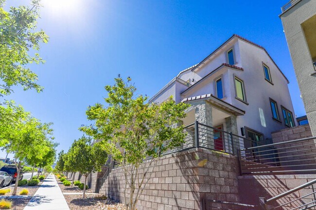 Building Photo - Summerlin Beauty With Bed and Bath On 1st Floor