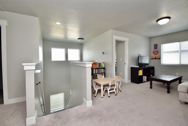 Building Photo - Spacious 5 Bed in Herriman Home in Prime Location!