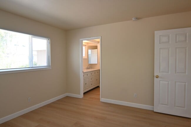 Building Photo - Beautiful home with AC in PRIME Santa Clara location - 3 bd / 2 bath coming soon!