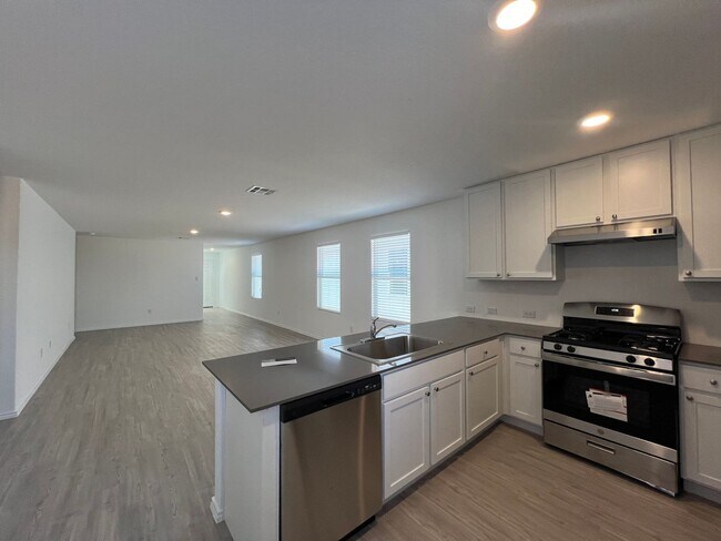 Building Photo - Charming 3/2 Home in Navarro Ranch