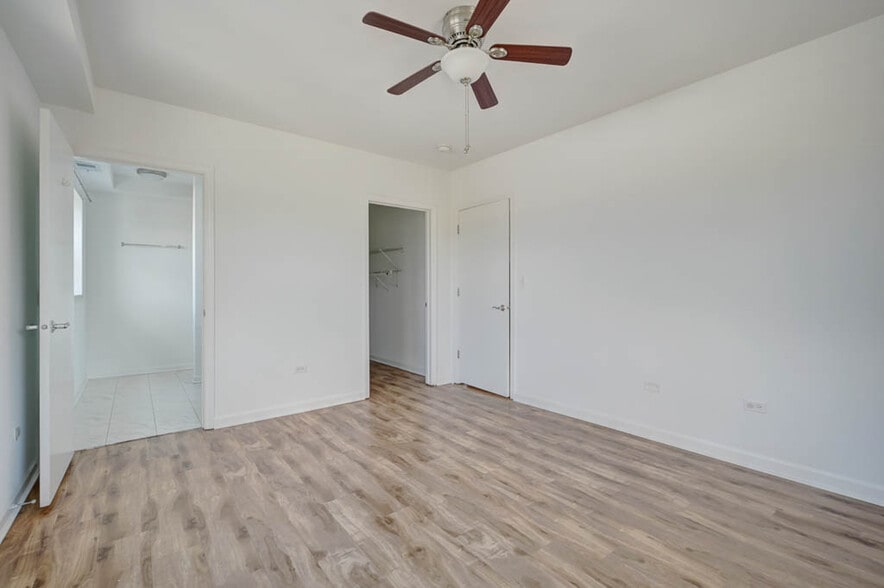 Building Photo - 1545 W Glenlake Ave