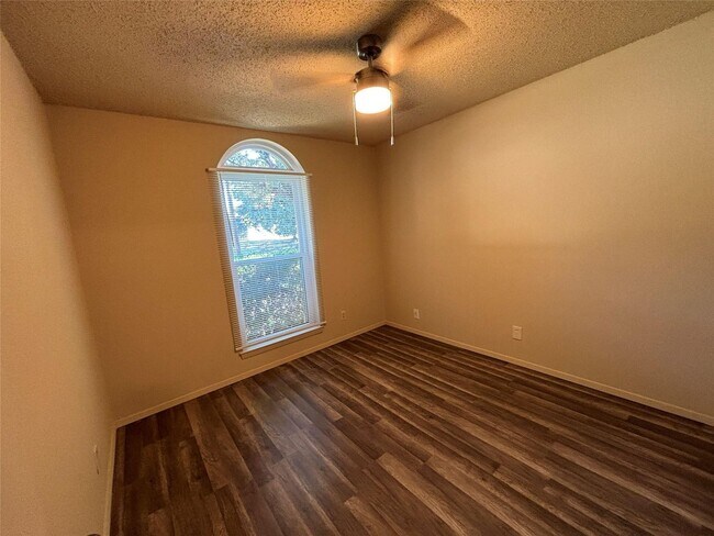 Building Photo - Beautifully updated 3-bedroom 2-bath home