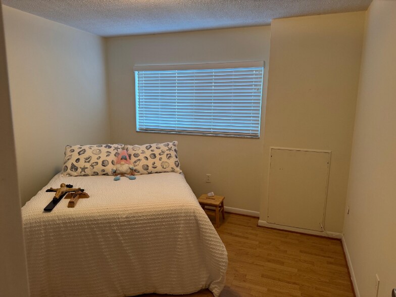 Building Photo - 2348 Shelley St