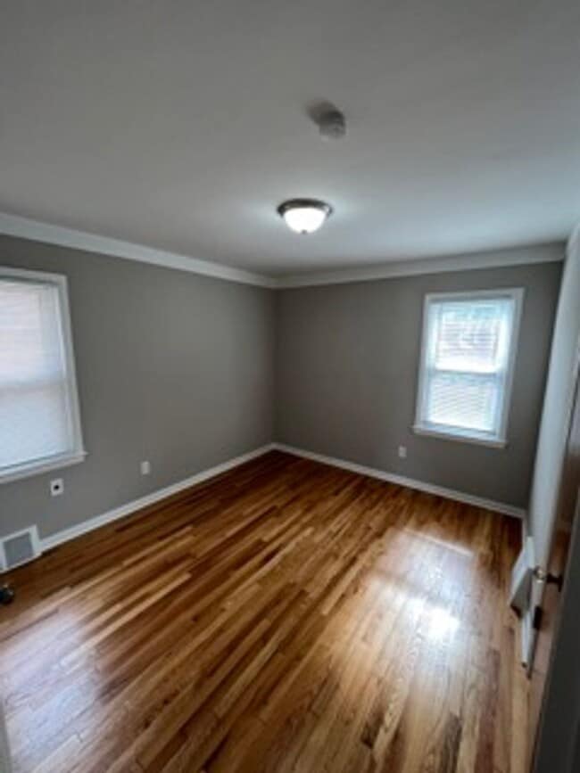 Building Photo - Beautifully maintained 3 bed - 1.5 Bath in Lincoln Park!