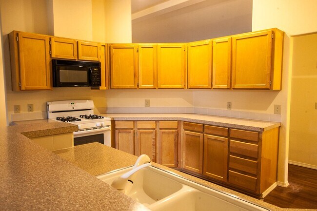 Building Photo - 4040 Summitview Dr