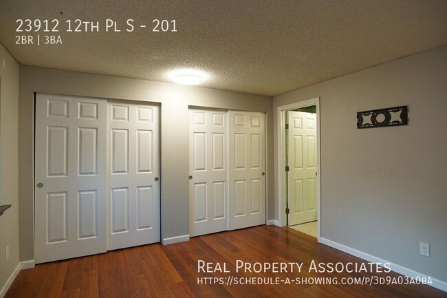 Building Photo - Spacious 2 Bedroom 2.5 Bathroom Townhouse ...