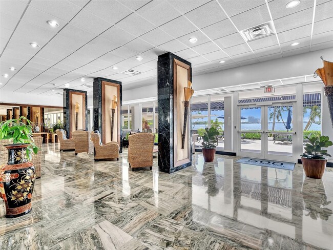 Building Photo - 500 Bayview Dr