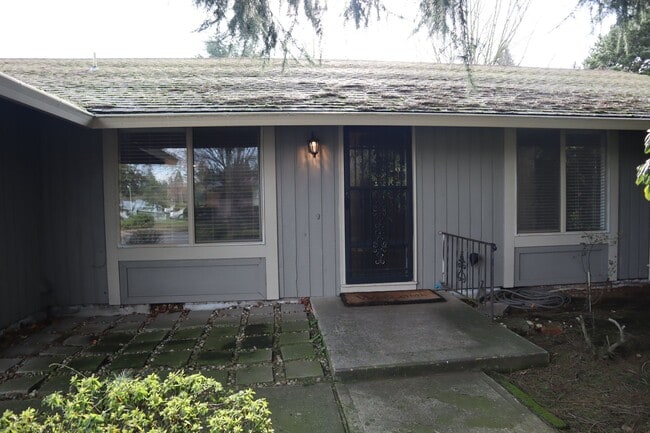 Building Photo - 10111 NE Tanglewood Dr