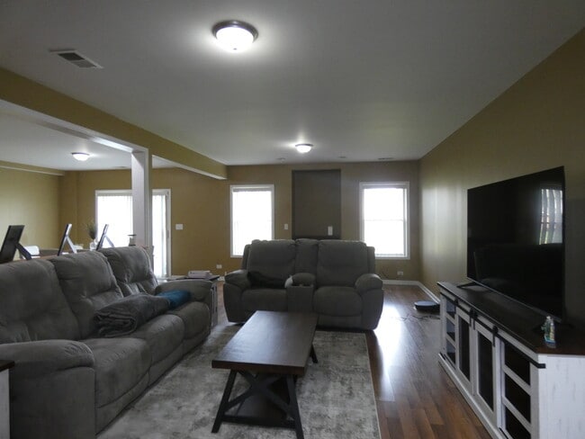 Building Photo - 653 N Edgemere Dr