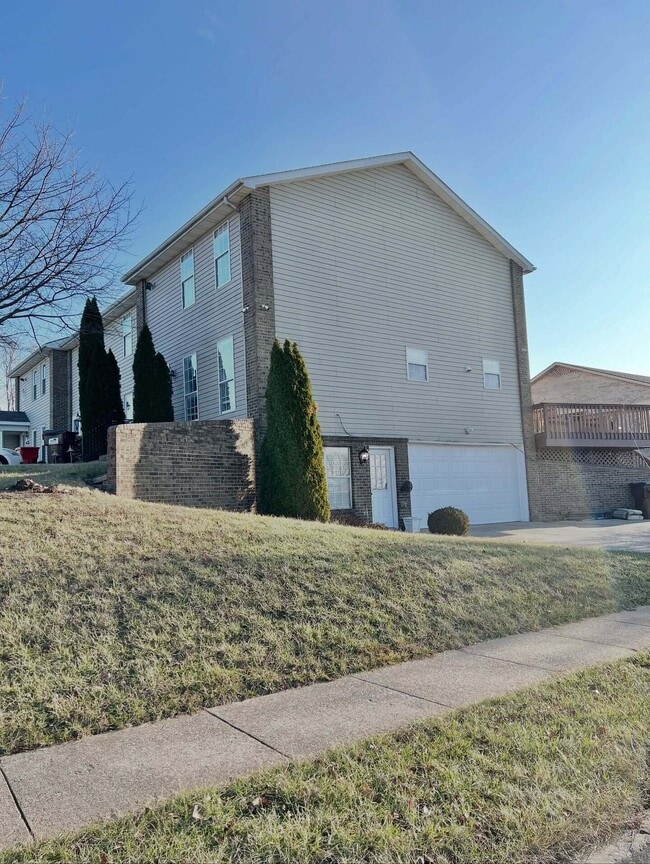 Building Photo - 100 Woodview Dr