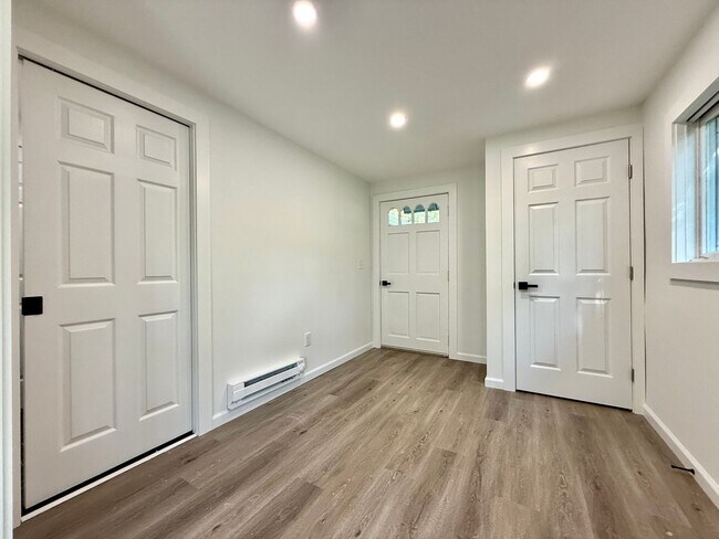 Building Photo - Serene & Spacious Fully renovated 1 BR ( 2...