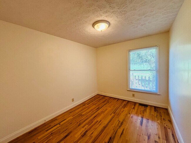 Building Photo - 1439 Sandy Cir