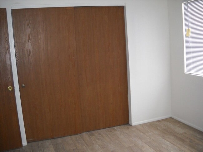 Building Photo - Cute floor level apt