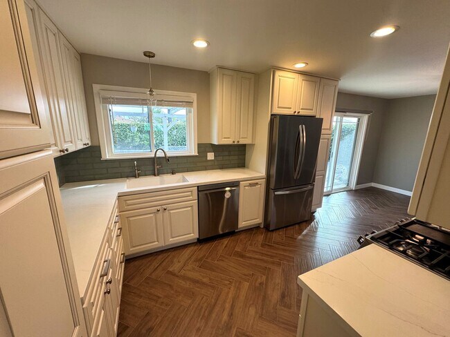 Building Photo - Single-Story East Ventura Home – 3 Bed / 1.75 Bath + Updated Interior