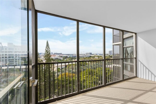 Building Photo - 20100 W Country Club Dr