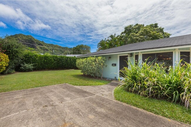 Building Photo - 2 bedroom, 1 bath duplex with small back yard, carport space
