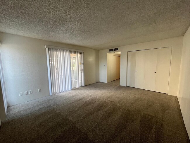 Building Photo - 11040 N 28th Dr