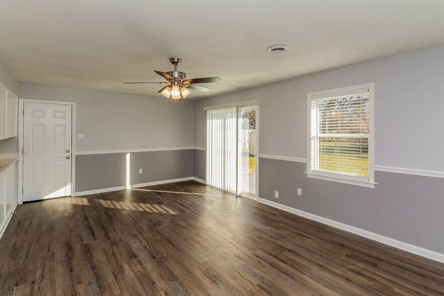 Building Photo - 5691 Briarwood Dr