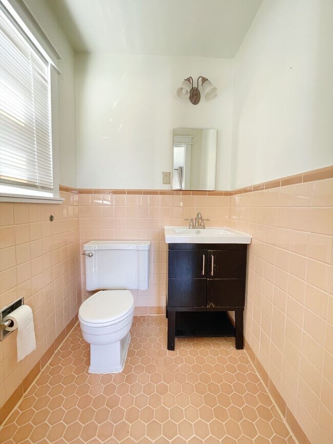 Building Photo - Adorable Midtown Tulsa Bungalow