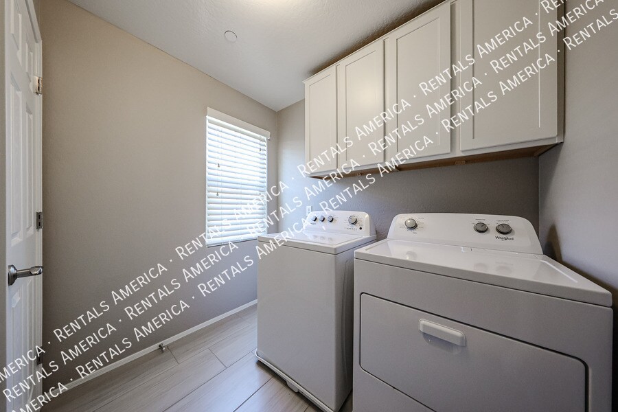 Building Photo - 257 N 56th Pl