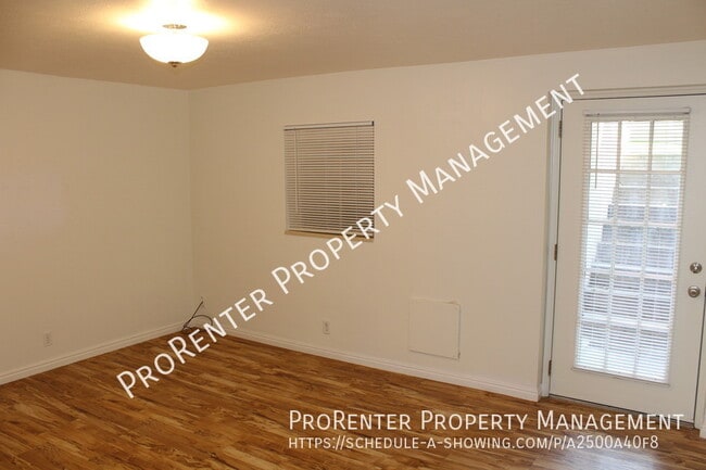 Building Photo - 523 Applewood Dr