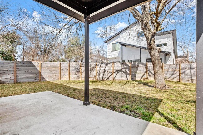 Building Photo - 1702 Cullen Ave