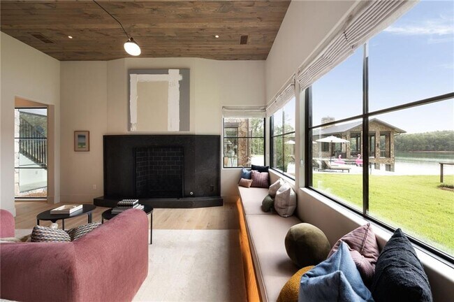 Building Photo - 725 Rocky Point Dr