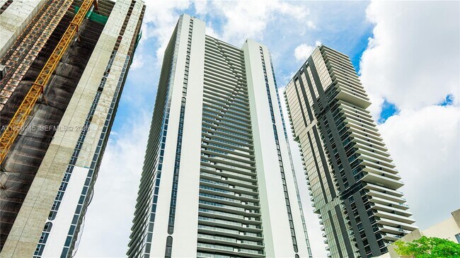 Building Photo - 700 NE 24th St