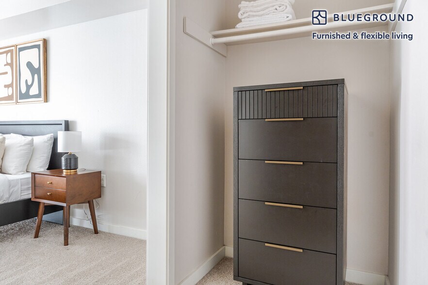 Building Photo - 526 Yale Ave N