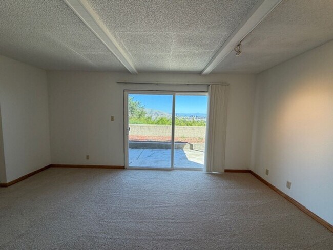 Building Photo - Gorgeous 4 Bed 3 bath