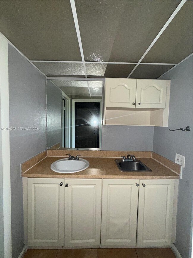 Building Photo - 6960 Miami Gardens Dr