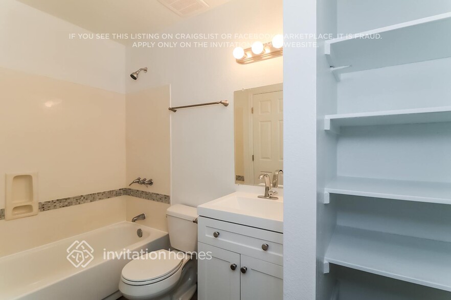 Building Photo - 10907 N 72nd Ave