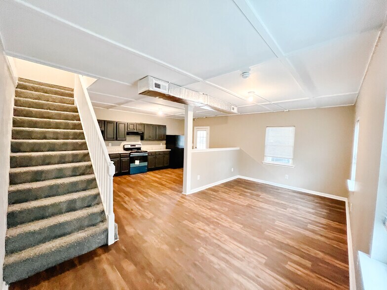 Open concept kitchen, dining and living rooms - 801 Poplar Ave