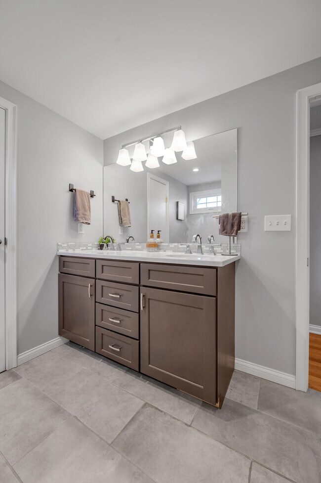 Building Photo - 653 Mt Vernon Dr