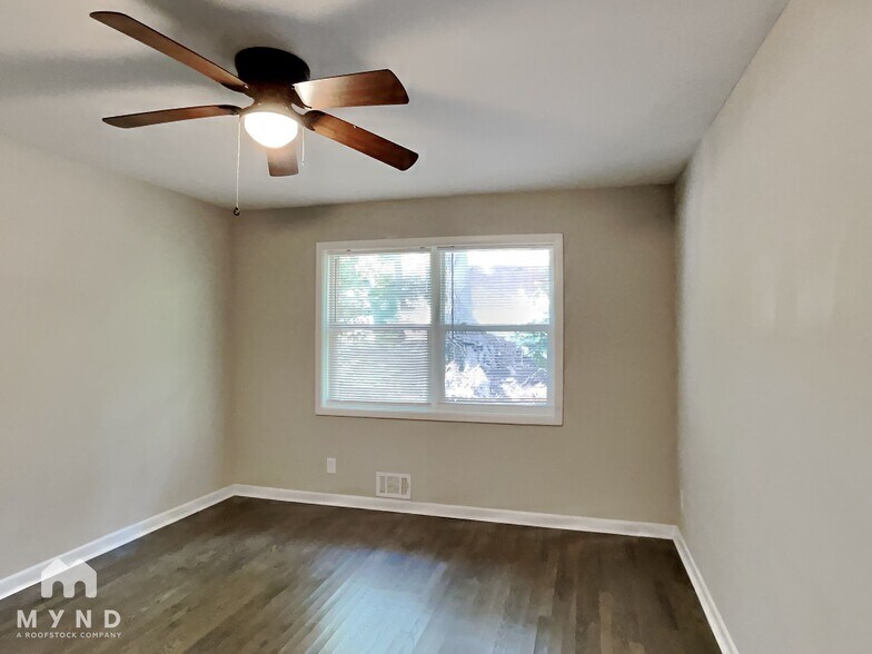 Building Photo - 1322 N Cliff Valley Way NE