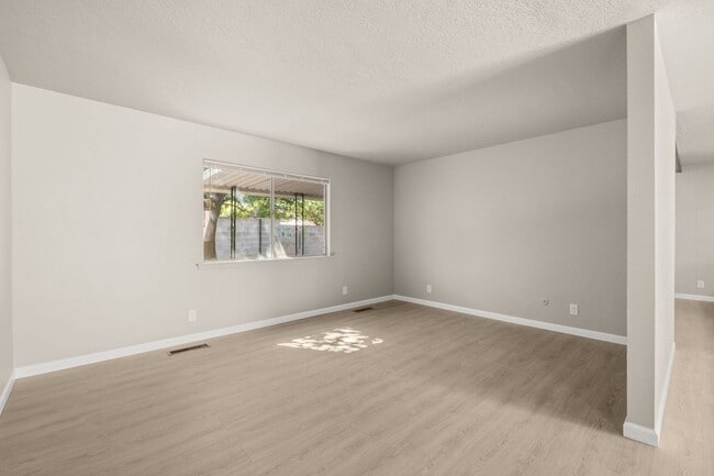 Building Photo - Northeast Heights Gem