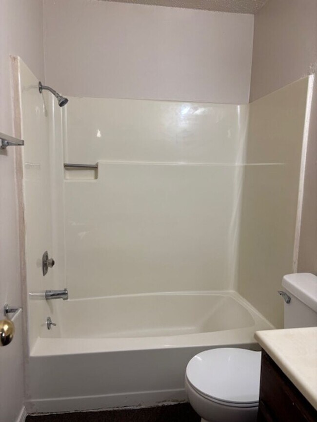 Building Photo - 701 703-703 E Oregon St