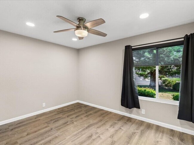 Building Photo - 708 Meadow Way
