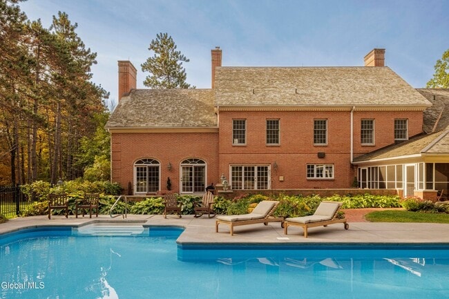 Building Photo - 147 Rock City Rd