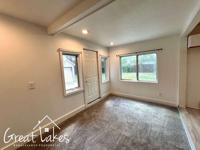 Building Photo - Charming 2 Bedroom 1 Bathroom now availabl...