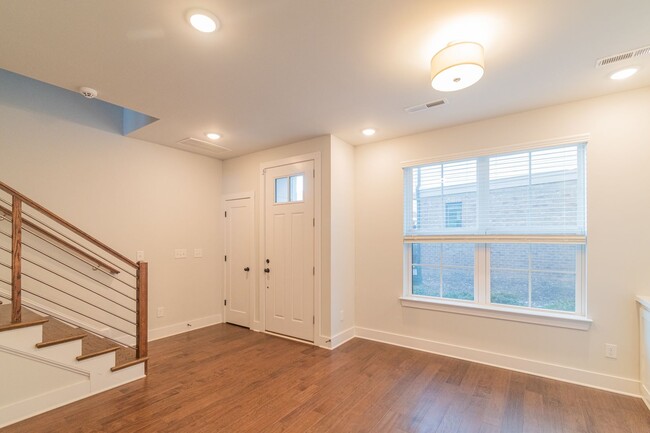 Building Photo - Beautiful Townhome in Charlotte